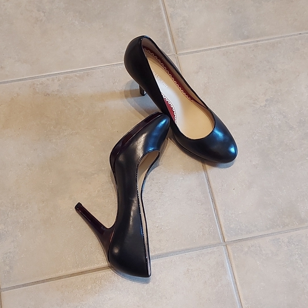 Johnston and Murphy Ladies Platform Pumps